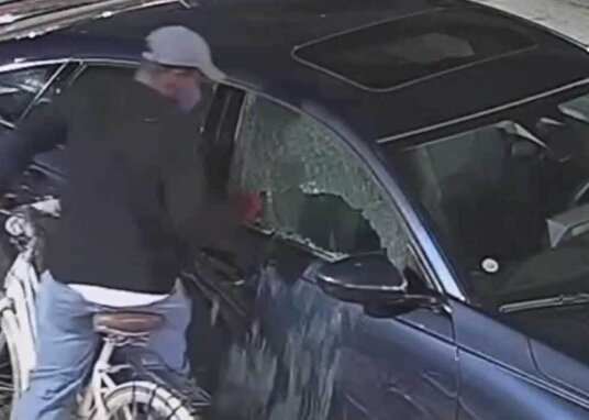 سرقت خونسردانه از خودرو با دوچرخه!
