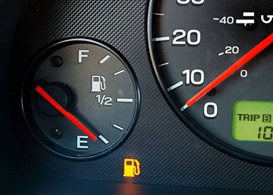 با چراغ بنزین روشن چند کیلومتر میشه رانندگی کرد؟