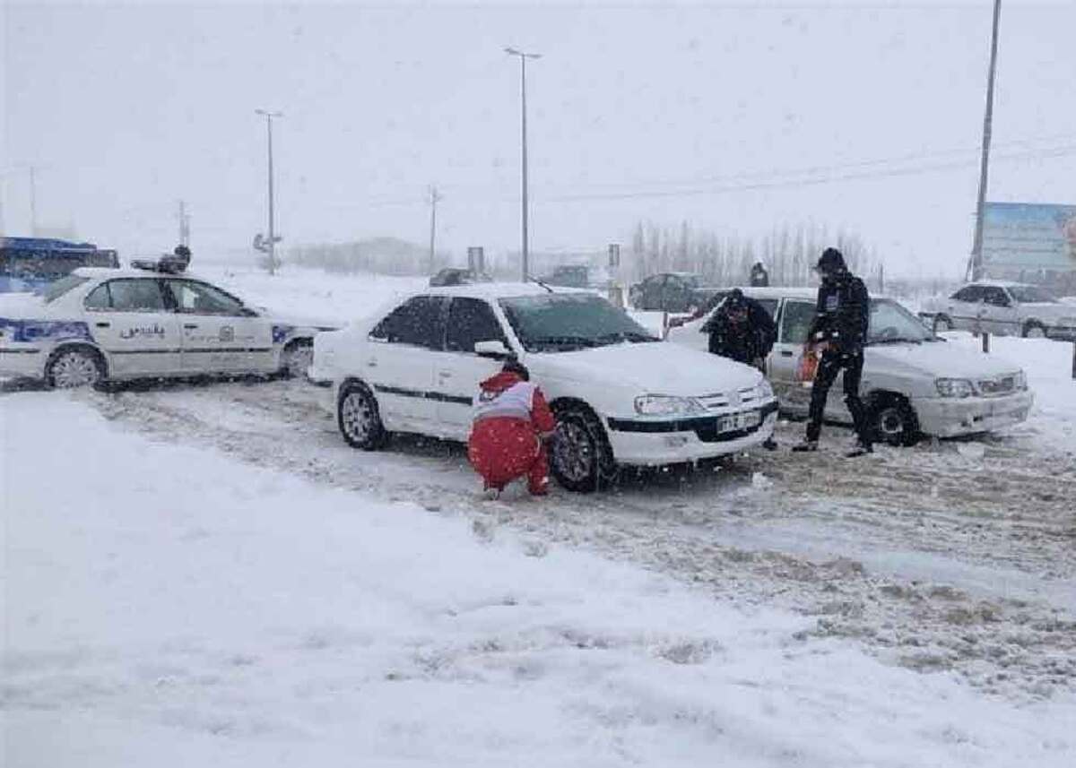 امدادرسانی به ۳۵۰ خودرو گرفتار در برف در چهارمحال و بختیاری