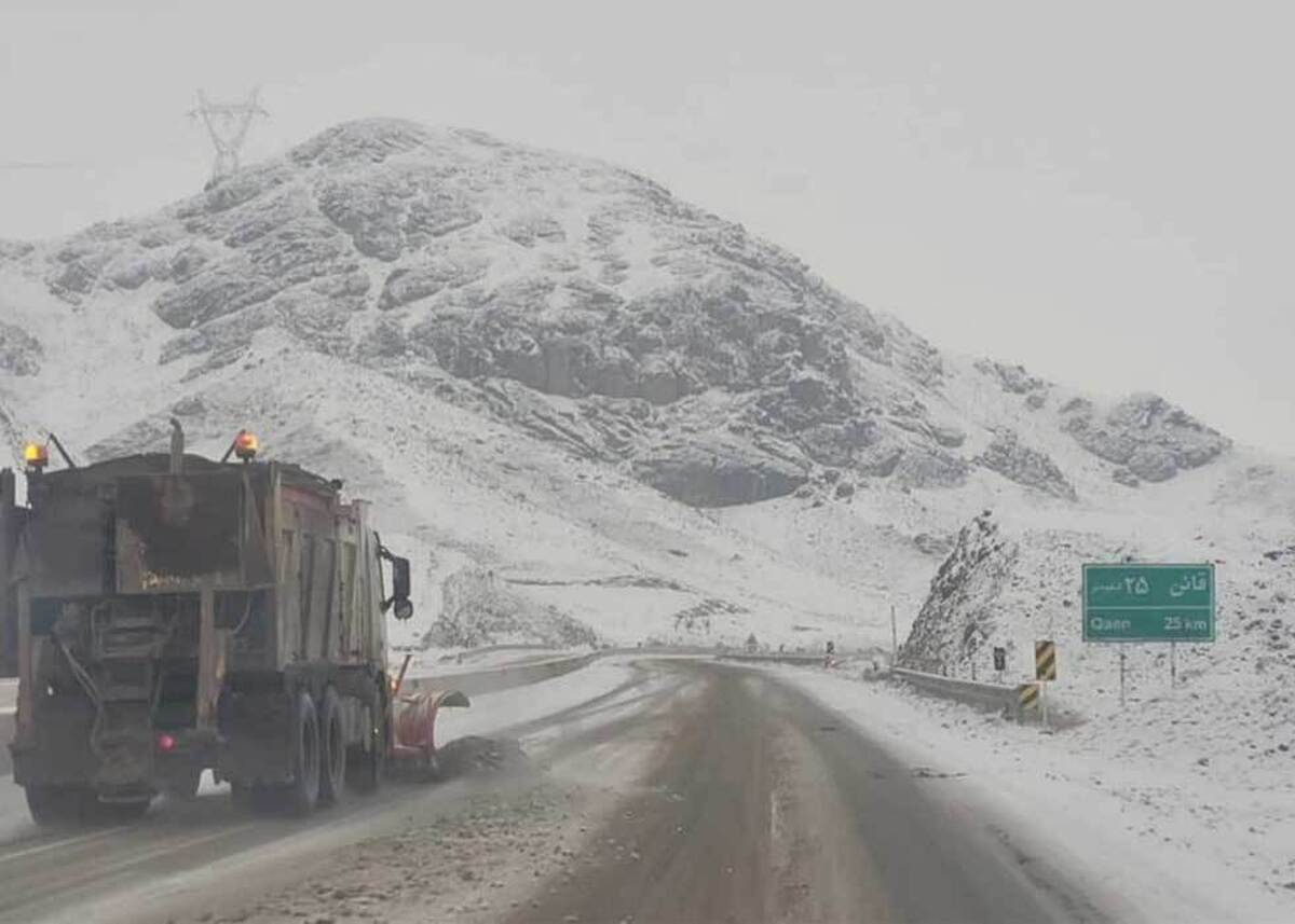 سرنشینان ۷۰۰ خودروی گرفتار در برف امدادرسانی شدند + عکس