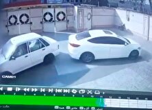 تصادف عجیب خودروی لوکس با پراید در پارکینگ! + ‌فیلم منبع سایت کارنا