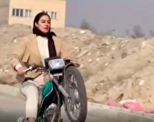 حرکات عجیب و خطرناک دختر موتورسوار ایرانی + فیلم منبع سایت کارنا