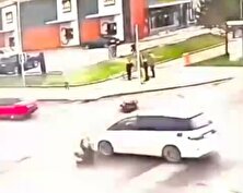 نجات شگفت‌انگیز موتورسوار از له شدن زیر چرخ‌های ون! + فیلم منبع سایت کارنا