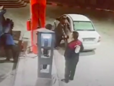 بی‌احتیاطی عجیب یک خانم در پمپ‌بنزین! + فیلم منبع سایت کارنا