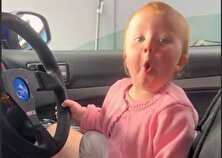 واکنش جالب کودک به استارت خوردن ماشین + فیلم