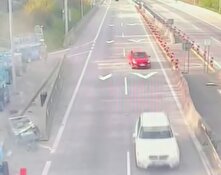 بی‌احتیاطی راننده، ماشین را به پرواز درآورد + فیلم منبع سایت کارنا