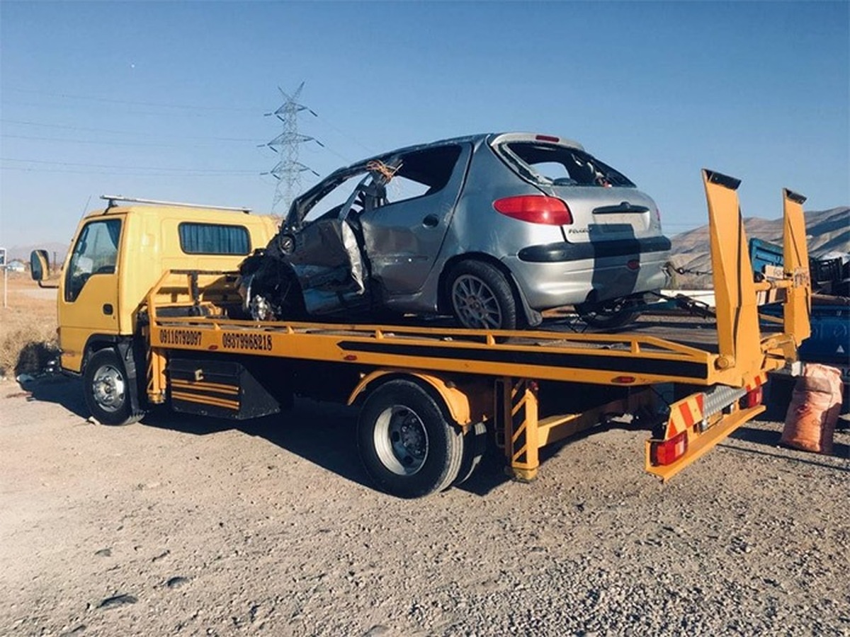 فیلم سقوط خودرو از روی تریلی خودروبر در بزرگراه