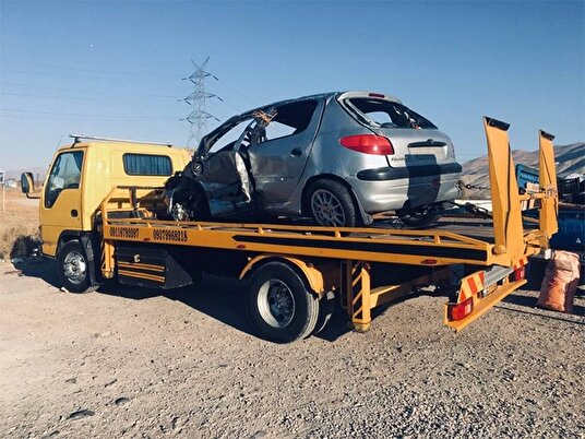 فیلم سقوط خودرو از روی تریلی خودروبر در بزرگراه