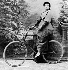 عکس دوچرخه‌سواری دختر شورشی ناصرالدین شاه