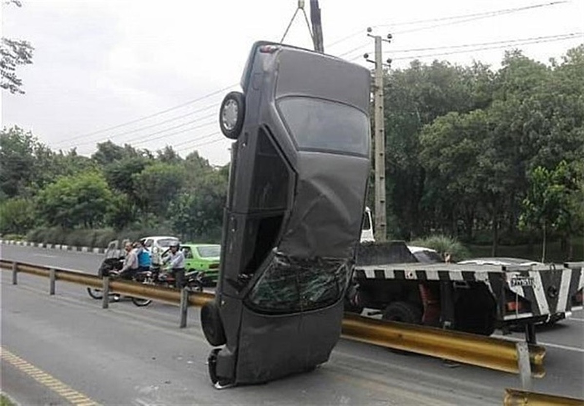 فیلم واژگونی پژو ۴۰۵ حین انجام حرکات نمایشی