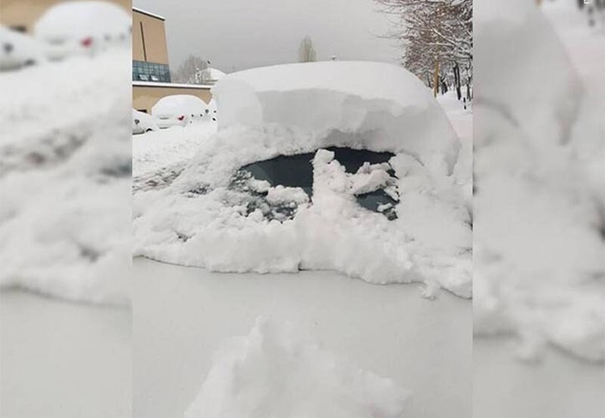 فیلم مدفون شدن خودرو‌ها زیر برف یک متری اشنویه!