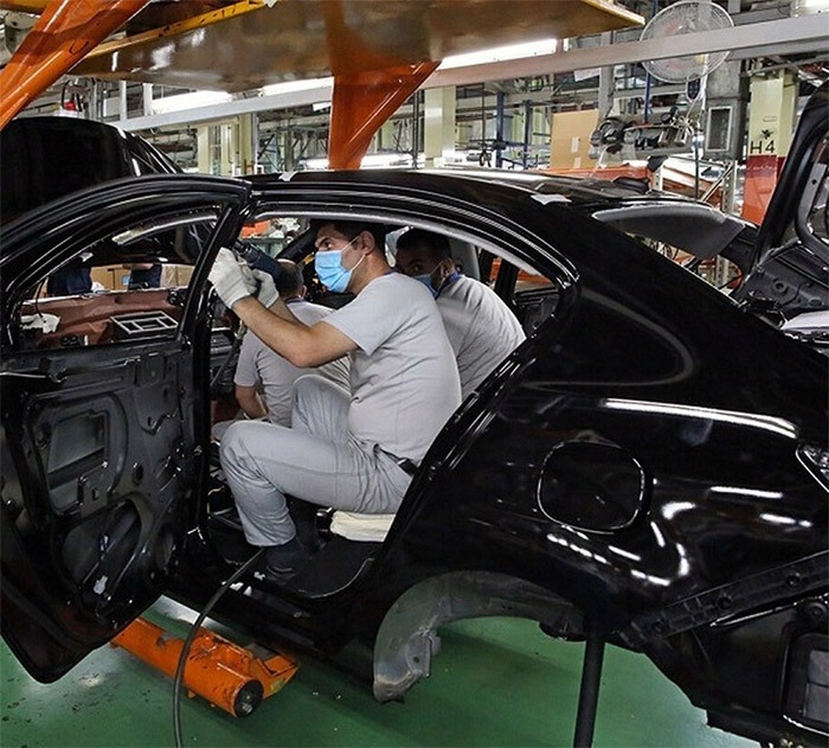 قیمت جهانی مواد اولیه در برابر قیمت دستوری خودرو و درآمد غیرجهانی مردم!