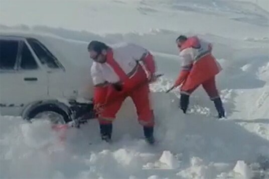 فیلم نجات معجزه‌آسای یک راننده از برف چند متری