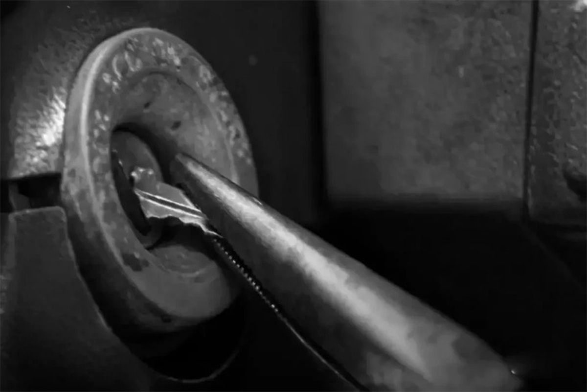 چطور سوئیچ شکسته را خارج کنیم؟