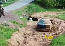 فیلم لحظه وحشتناک گیر افتادن یک خودرو در سیل ارومیه منبع سایت کارنا