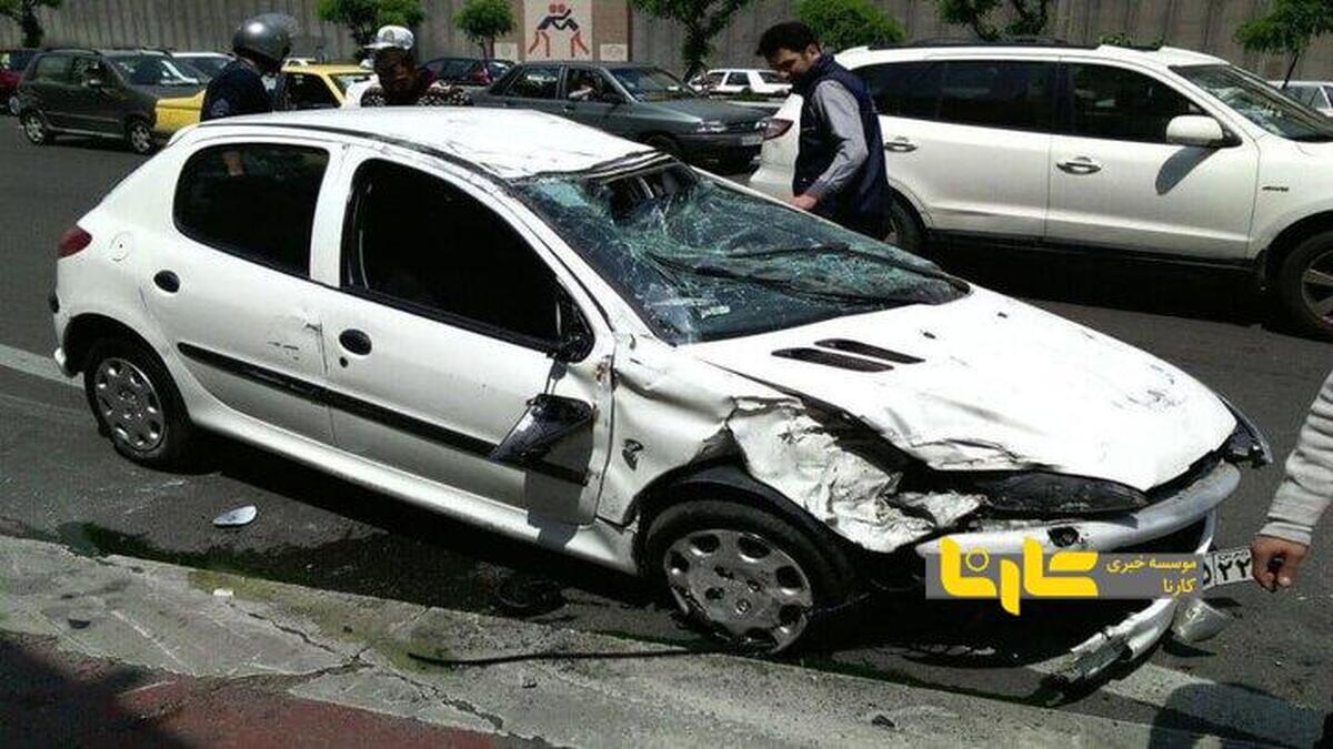 ثبت لحظه تصادف پژو ۲۰۶ حین تماشای یک تصادفی دیگر! + فیلم