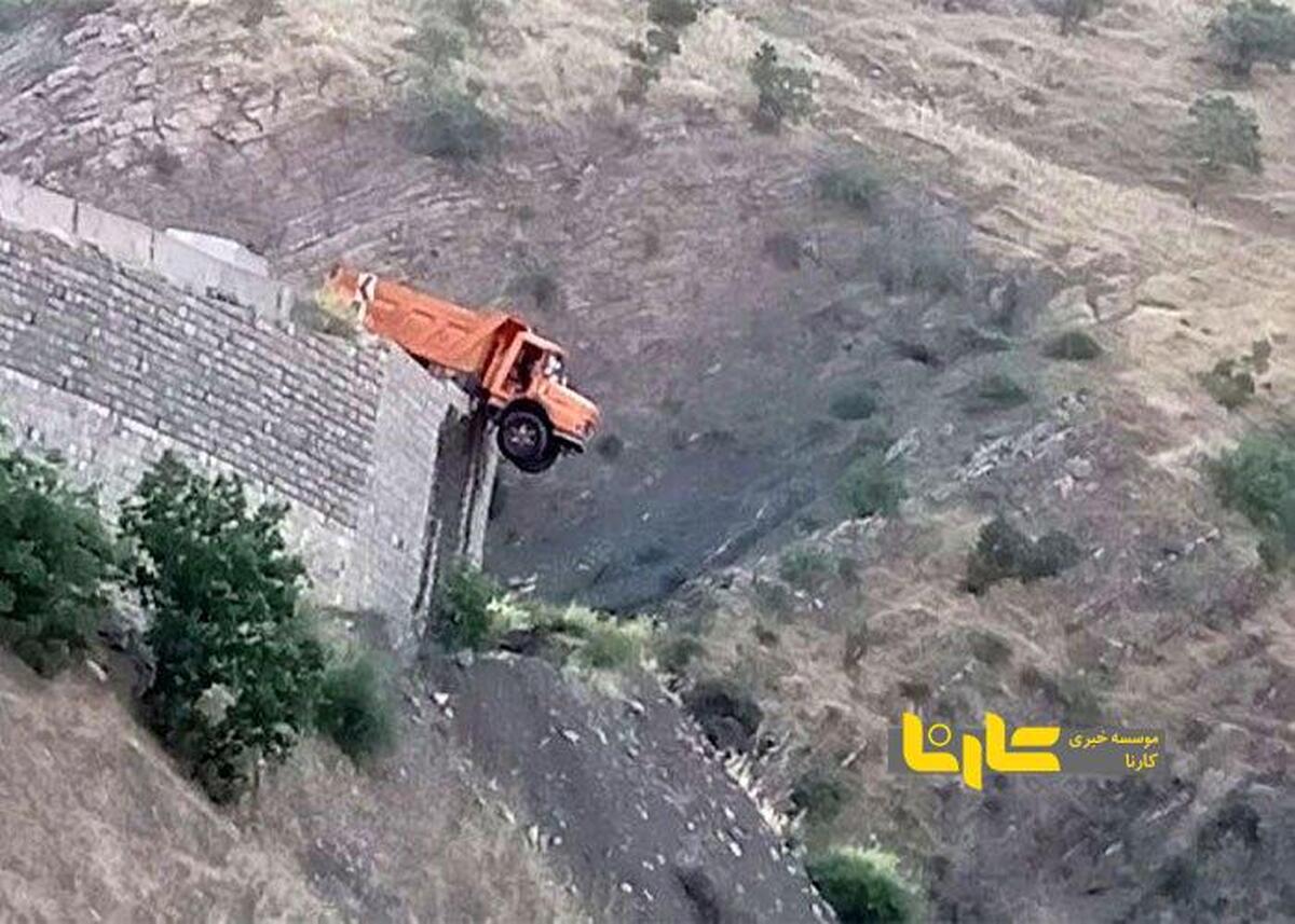 تصویر هولناک از توقف کامیون در یک قدمی مرگ!