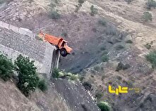 تصویر هولناک از توقف کامیون در یک قدمی مرگ! منبع سایت کارنا