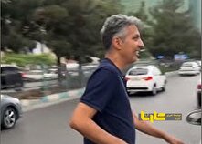 فیلم گیر انداختن عادل فردوسی‌پور در خودروی شخصی‌اش برای گرفتن عکس یادگاری! منبع سایت کارنا