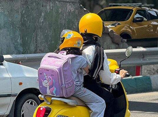 عکس یک مادر و دختر روی ترک موتور وایرال شد