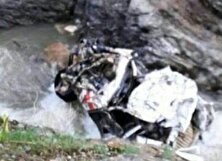 فیلم سقوط عجیب خودرو به دریا در اسکله چابهار منبع سایت کارنا