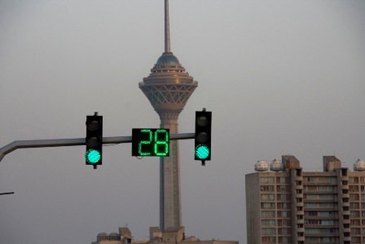 باتری چراغ‌های راهنمایی و رانندگی را می‌دزدند! + فیلم