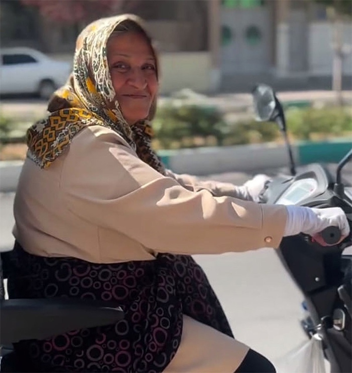 ویدئویی از موتورسواری یک مادربزرگ اصفهانی در خیابان
