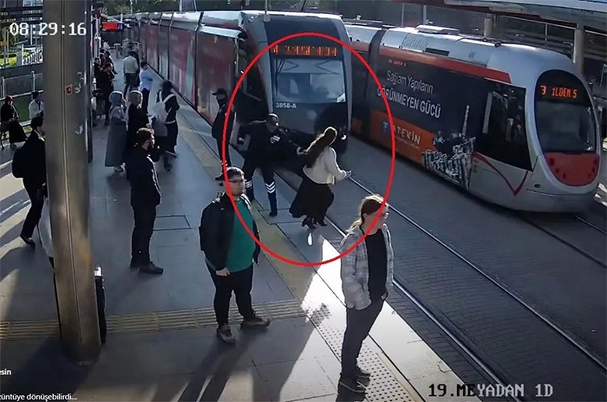 ویدئو از لحظه نجات دختر جوان از له شدن زیر قطار