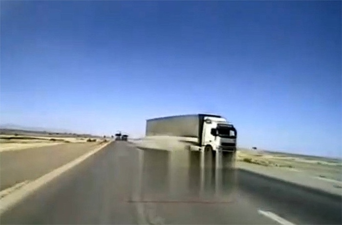 فیلم لحظه هولناک ترکیدن لاستیک یک کامیون وسط اتوبان