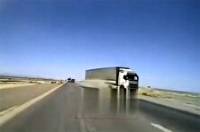 فیلم لحظه هولناک ترکیدن لاستیک یک کامیون وسط اتوبان منبع سایت کارنا