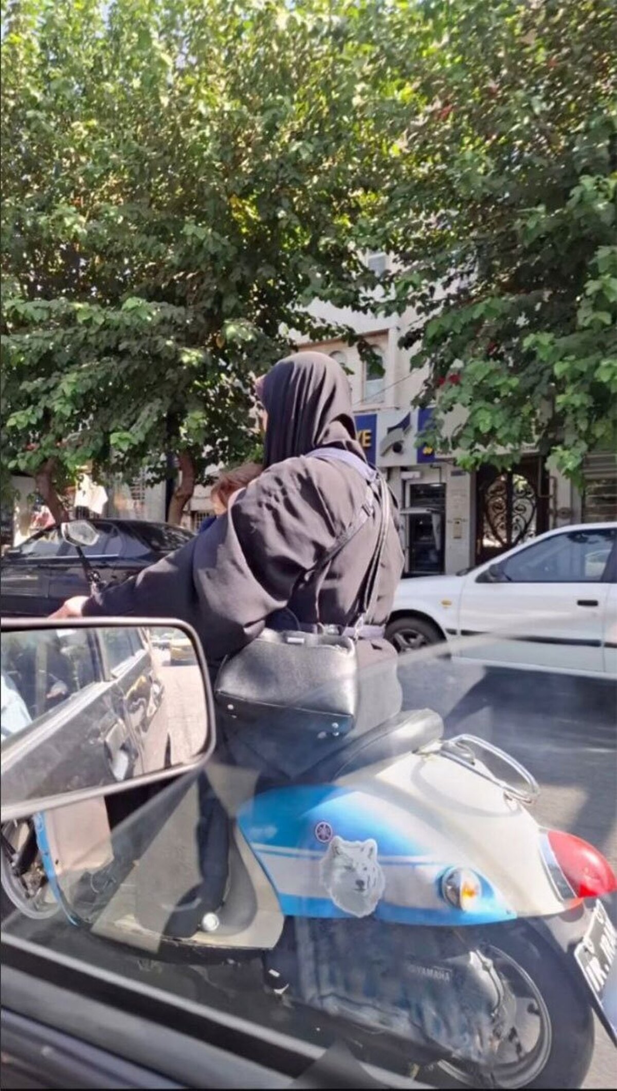 عکس پوشش قابل توجه یک خانم موتورسوار در تهران!