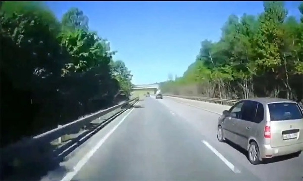 فیلم لحظه انحراف به چپ و تصادف شدید یک خودرو در اتوبان کرج