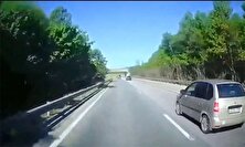 فیلم لحظه انحراف به چپ و تصادف شدید یک خودرو در اتوبان کرج منبع سایت کارنا