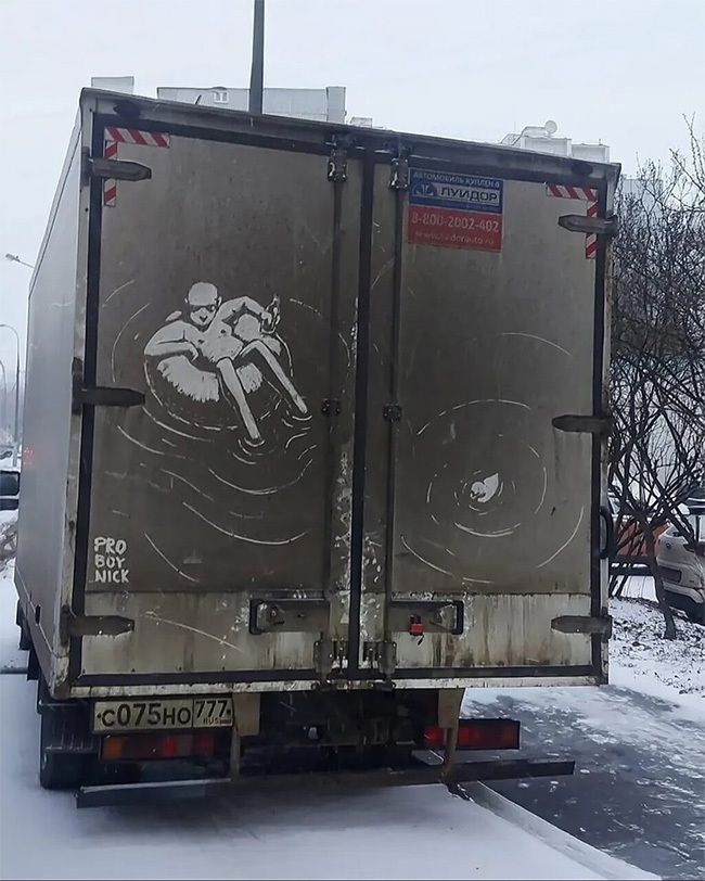 نقاشیهای شگفت انگیز روی بومهای متحرک! + عکس نقاشیهای شگفت انگیز روی بومهای متحرک! + عکس