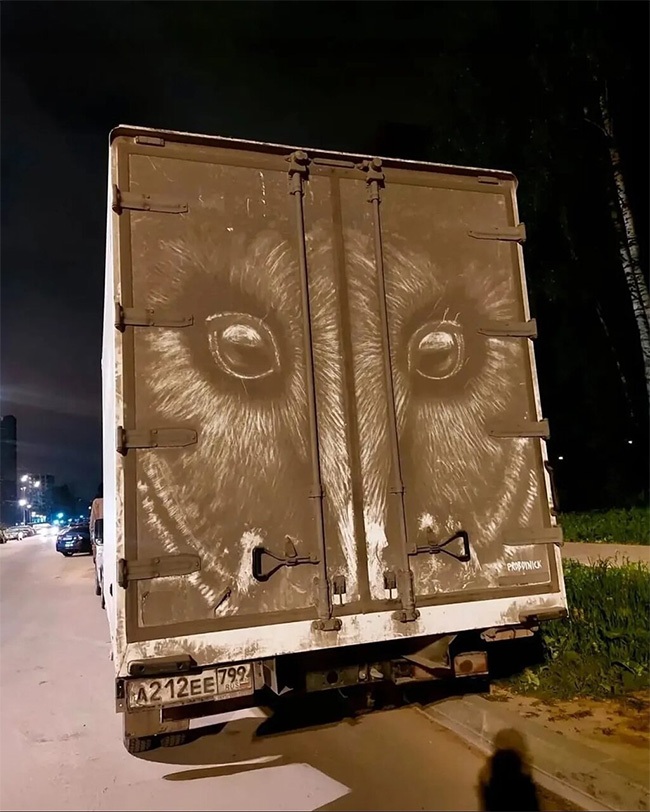 نقاشیهای شگفت انگیز روی بومهای متحرک! + عکس نقاشیهای شگفت انگیز روی بومهای متحرک! + عکس