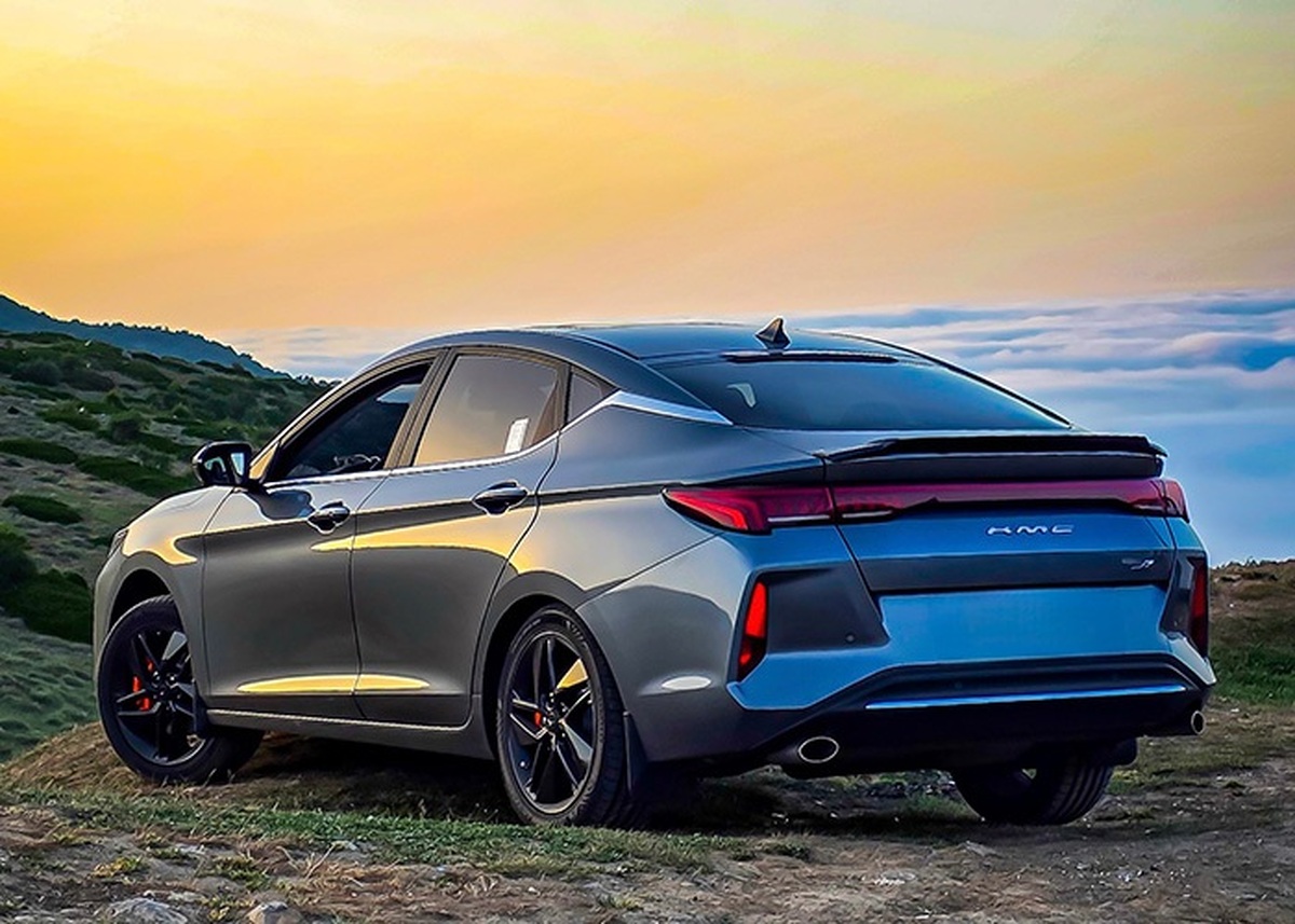 پیشتازی KMC J۷ در بین سدان‌های کشور