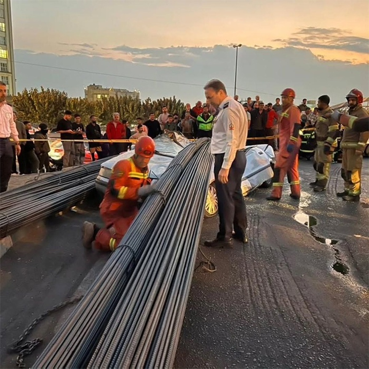 عکس واژگونی کامیون میلگرد روی سمند