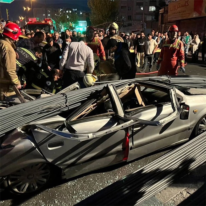 کامیون میلگرد روی سمند واژگون شد کامیون میلگرد روی سمند واژگون شد