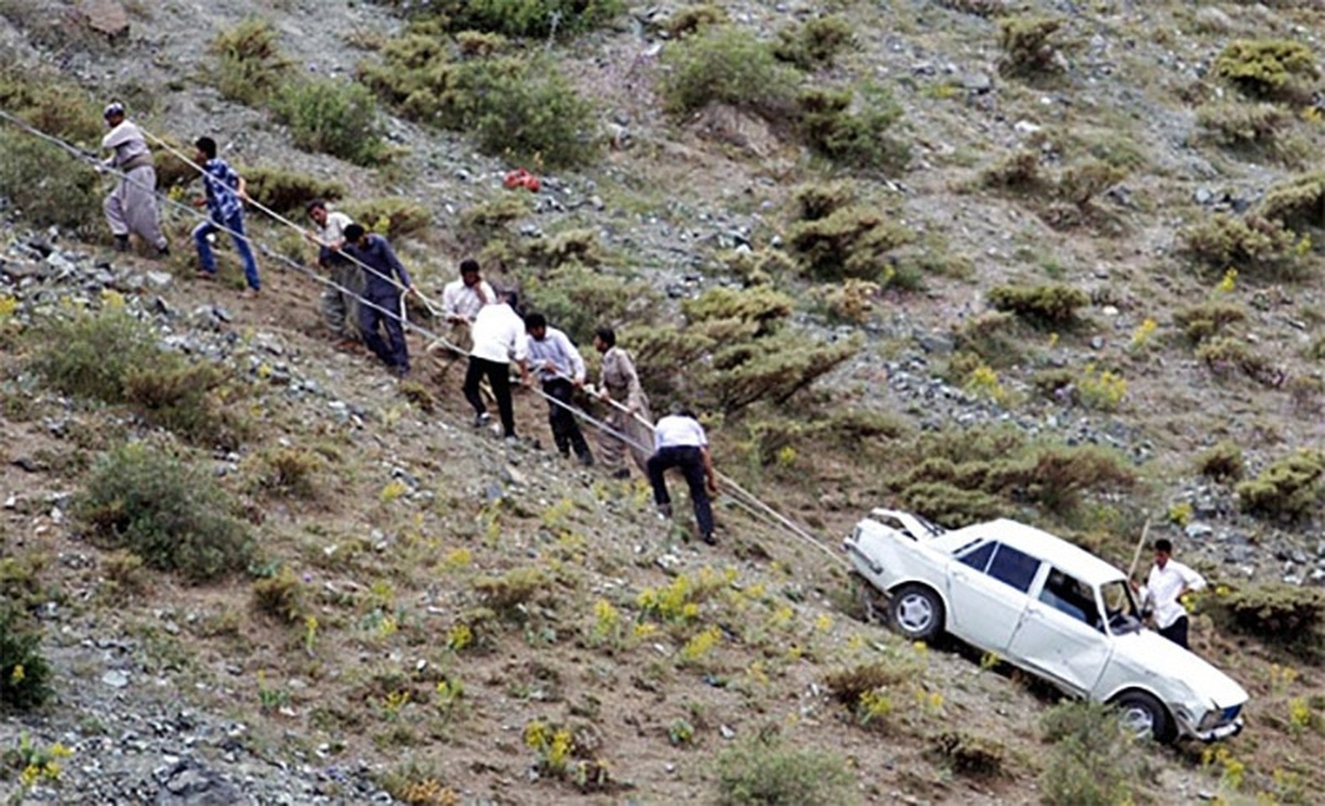 مردم با دست خالی خودروی سقوط کرده را بیرون کشیدند!+ فیلم