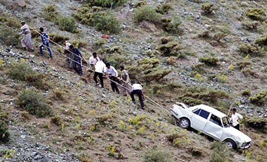 مردم با دست خالی خودروی سقوط کرده را بیرون کشیدند!+ فیلم