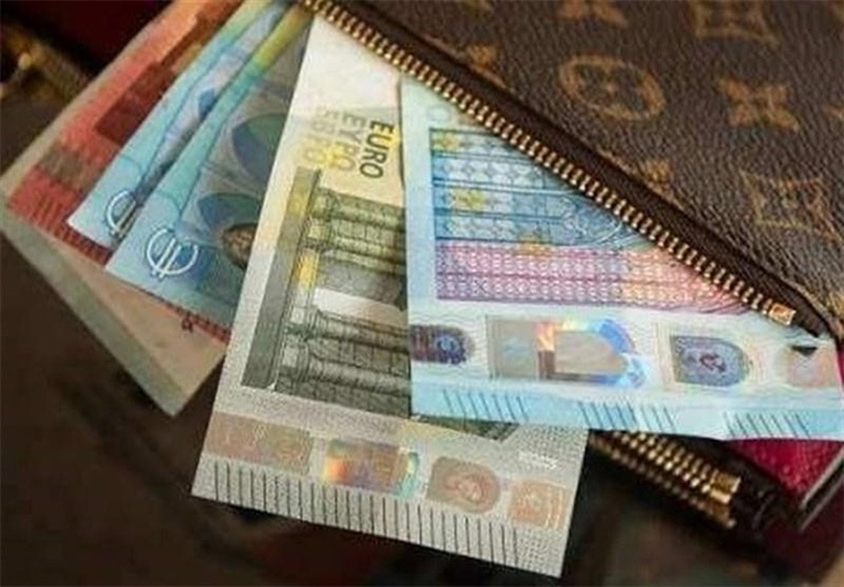 تبدیل دلار گردشگران به کارت ریالی در فرودگاهها تبدیل دلار گردشگران به کارت ریالی در فرودگاهها