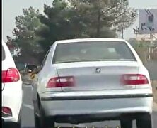 فیلم مزاحمت جنون‌آمیز راننده مرد برای راننده زن منبع سایت کارنا