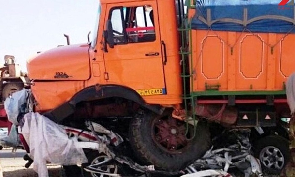 لحظه دلخراش متلاشی کردن یک خودروی سواری توسط تریلی مقابل دوربین‌های مدار بسته با ۴ کشته