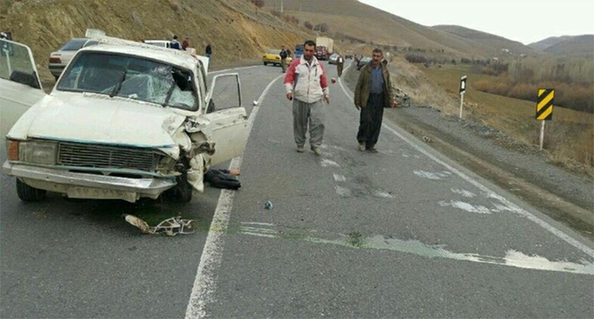 فیلم دلخراش از برخورد موتورسوار با پراید پارک شده