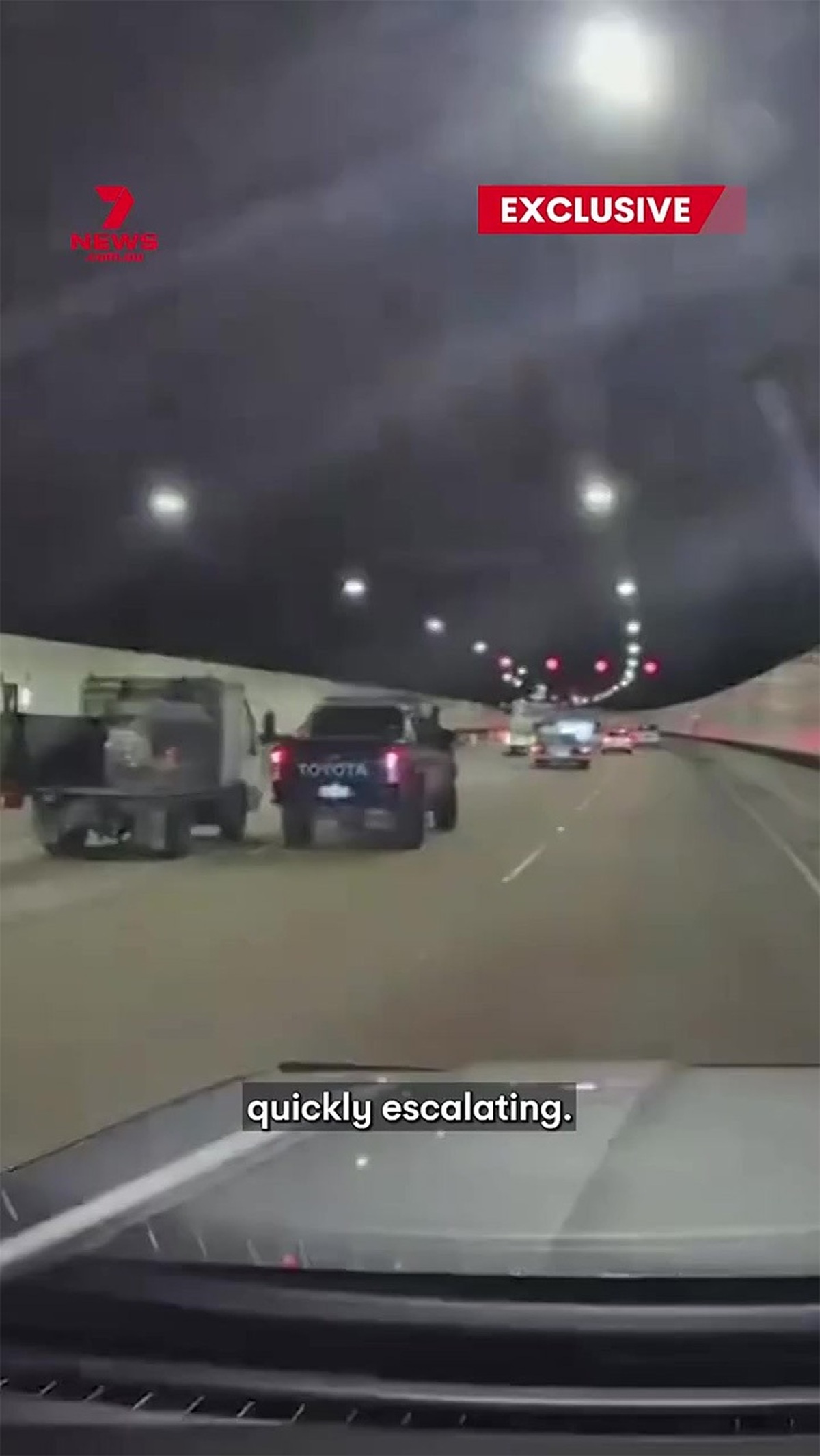 فیلم درگیری وانت با کامیونت در حال حرکت!