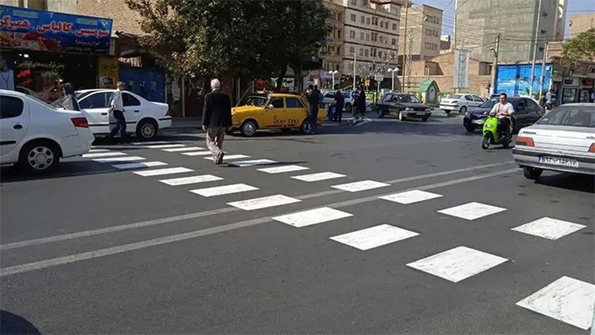 رانندگان فراموش می‌کنند پشت خط عابرپیاده باید متوقف شوند!