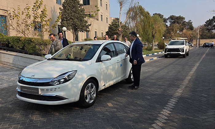 بازدید مدیر عامل کرمان موتور از سدان هیبرید ملی ایگل بازدید مدیر عامل کرمان موتور از سدان هیبرید ملی ایگل