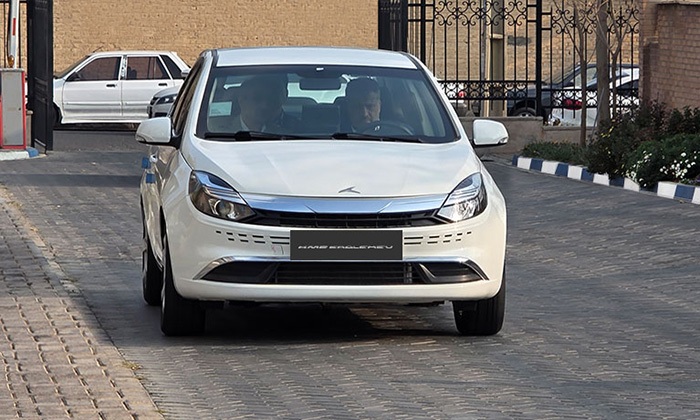 بازدید مدیر عامل کرمان موتور از سدان هیبرید ملی ایگل بازدید مدیر عامل کرمان موتور از سدان هیبرید ملی ایگل