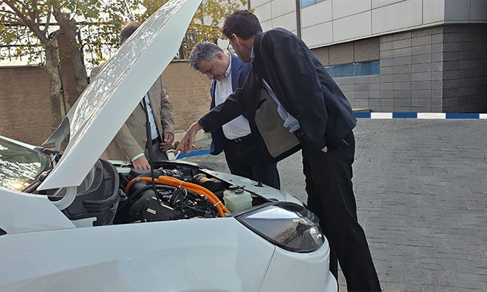 بازدید مدیر عامل کرمان موتور از سدان هیبرید ملی ایگل بازدید مدیر عامل کرمان موتور از سدان هیبرید ملی ایگل