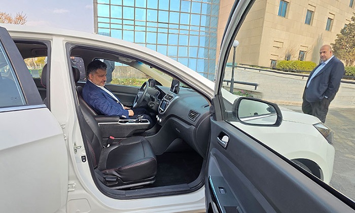 بازدید مدیر عامل کرمان موتور از سدان هیبرید ملی ایگل بازدید مدیر عامل کرمان موتور از سدان هیبرید ملی ایگل